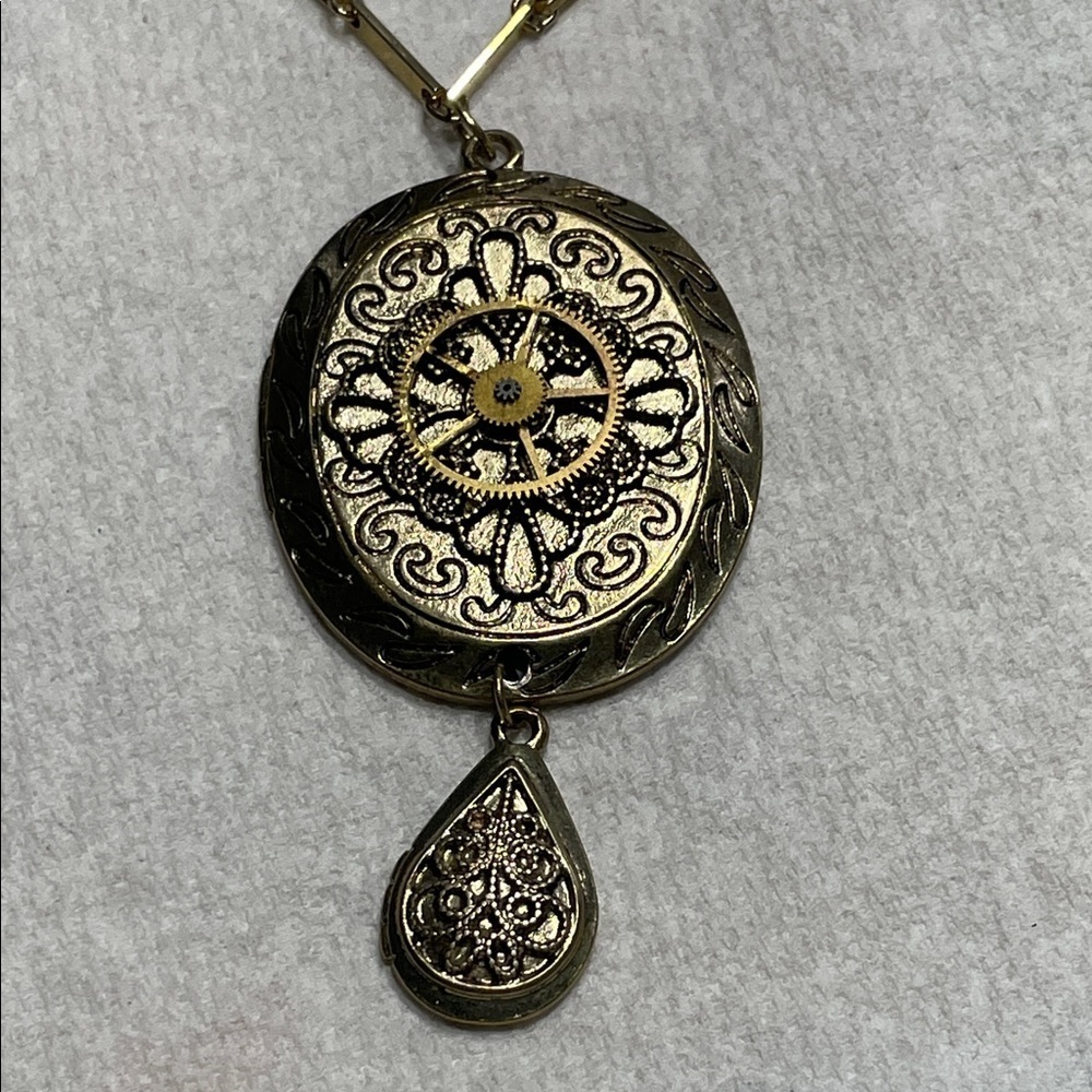 Vintage Elegant Gold Pendant Necklace